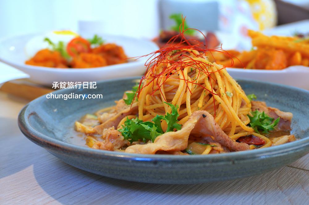 食久茶事｜台中大里寵物友善餐廳，白色玻璃貨櫃屋，戶外草皮庭院開放座位區，專賣：義大利麵/燉飯/咖喱飯/下午茶甜點與飲品。