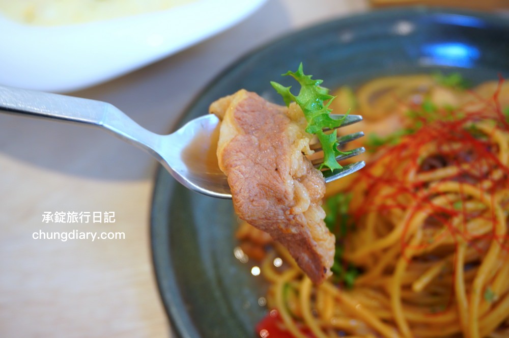 食久茶事｜台中大里寵物友善餐廳，白色玻璃貨櫃屋，戶外草皮庭院開放座位區，專賣：義大利麵/燉飯/咖喱飯/下午茶甜點與飲品。