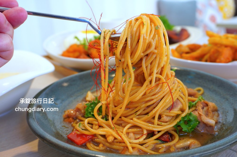 食久茶事｜台中大里寵物友善餐廳，白色玻璃貨櫃屋，戶外草皮庭院開放座位區，專賣：義大利麵/燉飯/咖喱飯/下午茶甜點與飲品。