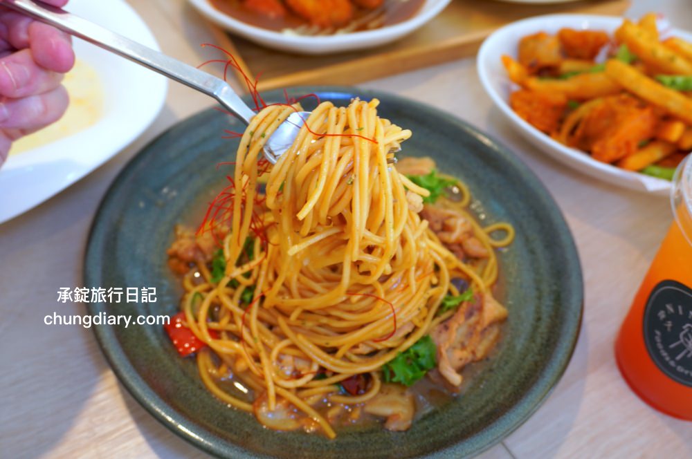 食久茶事｜台中大里寵物友善餐廳，白色玻璃貨櫃屋，戶外草皮庭院開放座位區，專賣：義大利麵/燉飯/咖喱飯/下午茶甜點與飲品。