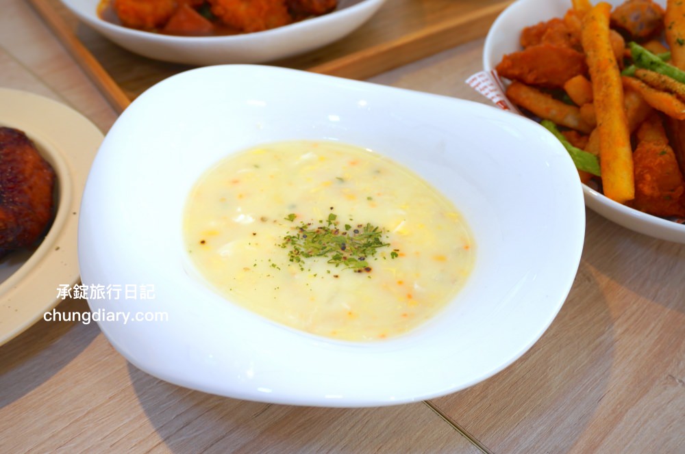 食久茶事｜台中大里寵物友善餐廳，白色玻璃貨櫃屋，戶外草皮庭院開放座位區，專賣：義大利麵/燉飯/咖喱飯/下午茶甜點與飲品。