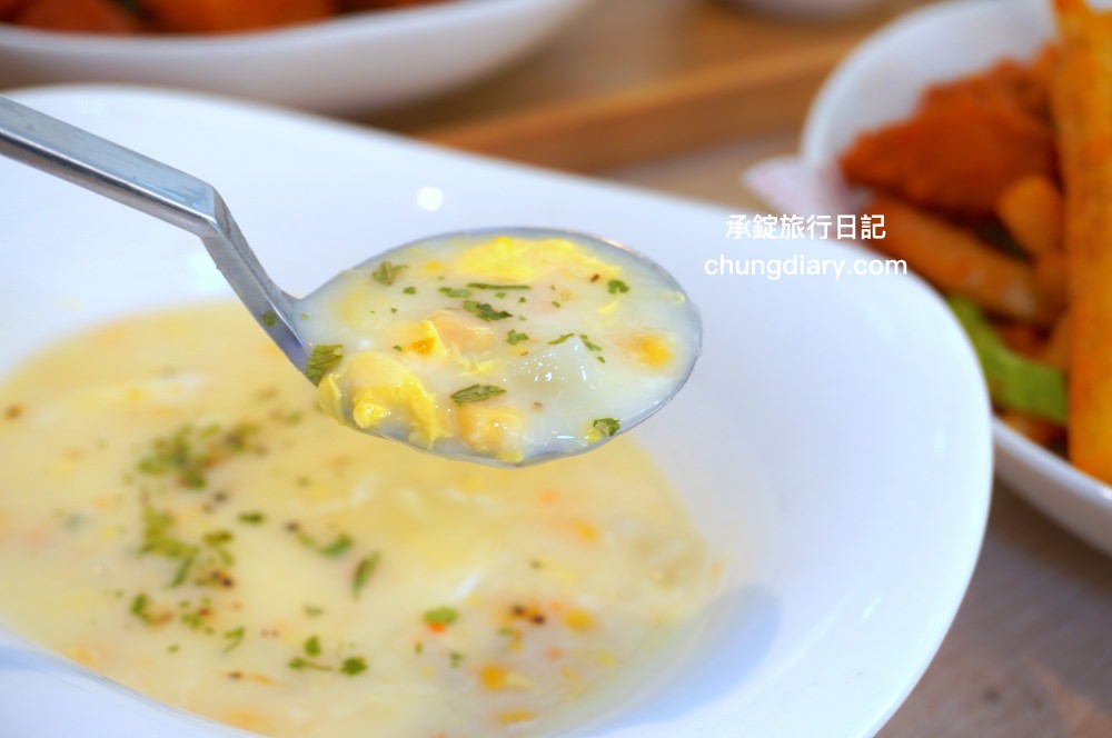 食久茶事｜台中大里寵物友善餐廳，白色玻璃貨櫃屋，戶外草皮庭院開放座位區，專賣：義大利麵/燉飯/咖喱飯/下午茶甜點與飲品。