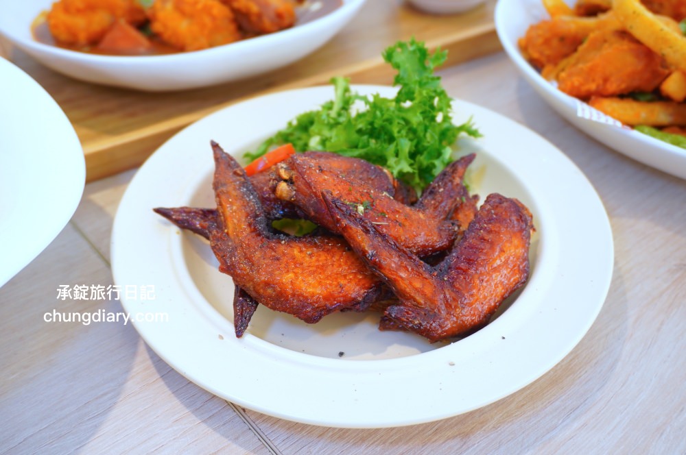 食久茶事｜台中大里寵物友善餐廳，白色玻璃貨櫃屋，戶外草皮庭院開放座位區，專賣：義大利麵/燉飯/咖喱飯/下午茶甜點與飲品。