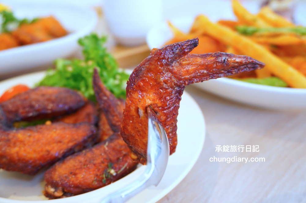 食久茶事｜台中大里寵物友善餐廳，白色玻璃貨櫃屋，戶外草皮庭院開放座位區，專賣：義大利麵/燉飯/咖喱飯/下午茶甜點與飲品。