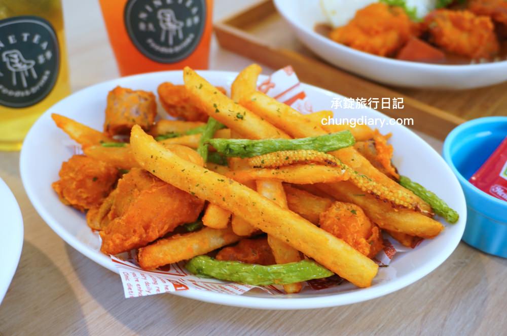 食久茶事｜台中大里寵物友善餐廳，白色玻璃貨櫃屋，戶外草皮庭院開放座位區，專賣：義大利麵/燉飯/咖喱飯/下午茶甜點與飲品。