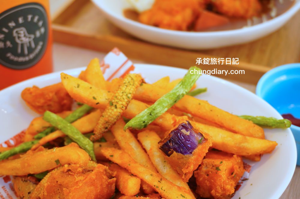 食久茶事｜台中大里寵物友善餐廳，白色玻璃貨櫃屋，戶外草皮庭院開放座位區，專賣：義大利麵/燉飯/咖喱飯/下午茶甜點與飲品。