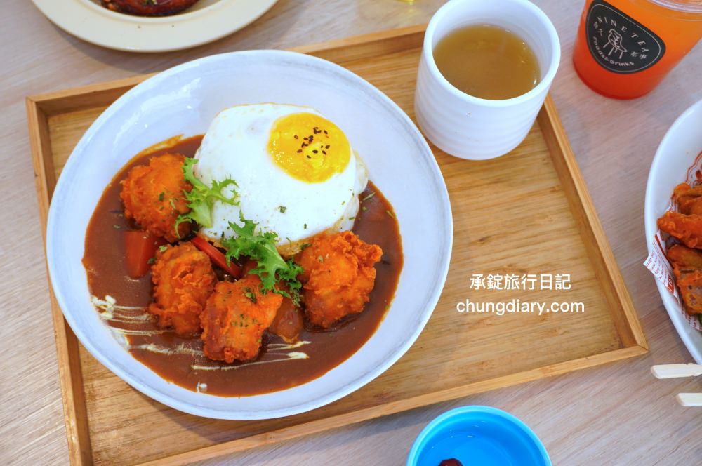 食久茶事｜台中大里寵物友善餐廳，白色玻璃貨櫃屋，戶外草皮庭院開放座位區，專賣：義大利麵/燉飯/咖喱飯/下午茶甜點與飲品。