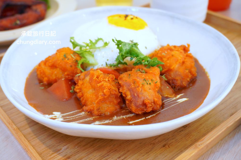 食久茶事｜台中大里寵物友善餐廳，白色玻璃貨櫃屋，戶外草皮庭院開放座位區，專賣：義大利麵/燉飯/咖喱飯/下午茶甜點與飲品。