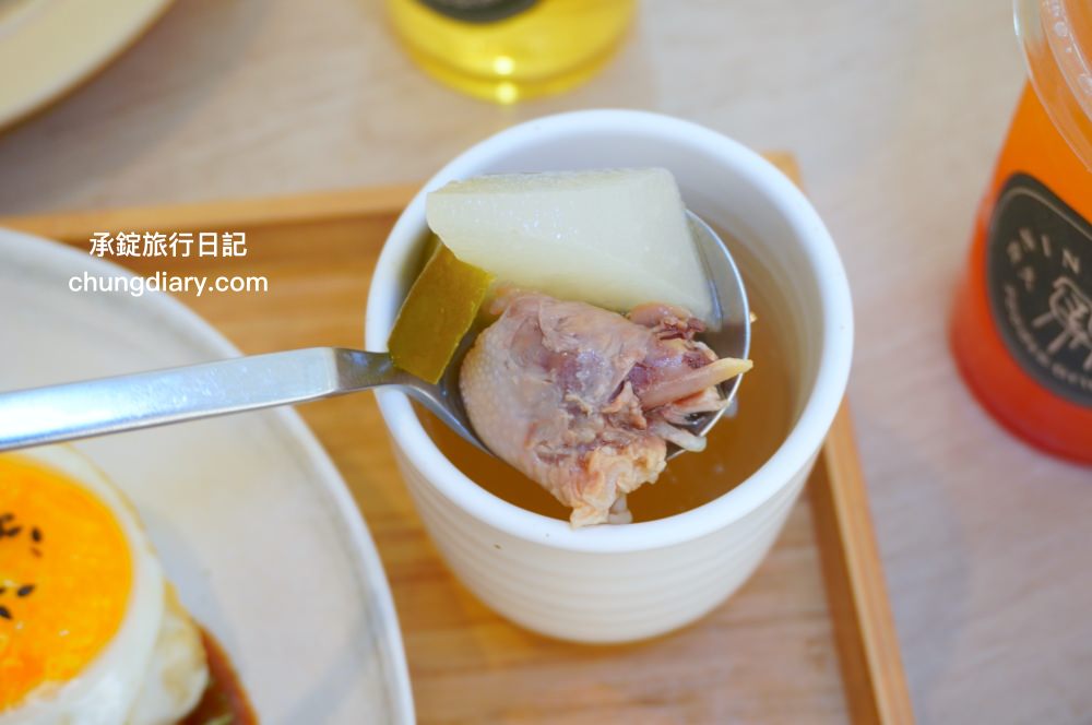 食久茶事｜台中大里寵物友善餐廳，白色玻璃貨櫃屋，戶外草皮庭院開放座位區，專賣：義大利麵/燉飯/咖喱飯/下午茶甜點與飲品。