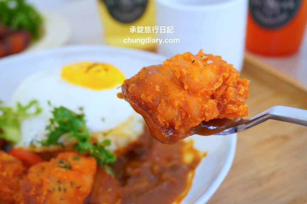 食久茶事｜台中大里寵物友善餐廳，白色玻璃貨櫃屋，戶外草皮庭院開放座位區，專賣：義大利麵/燉飯/咖喱飯/下午茶甜點與飲品。