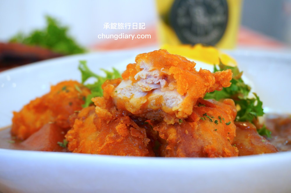 食久茶事｜台中大里寵物友善餐廳，白色玻璃貨櫃屋，戶外草皮庭院開放座位區，專賣：義大利麵/燉飯/咖喱飯/下午茶甜點與飲品。