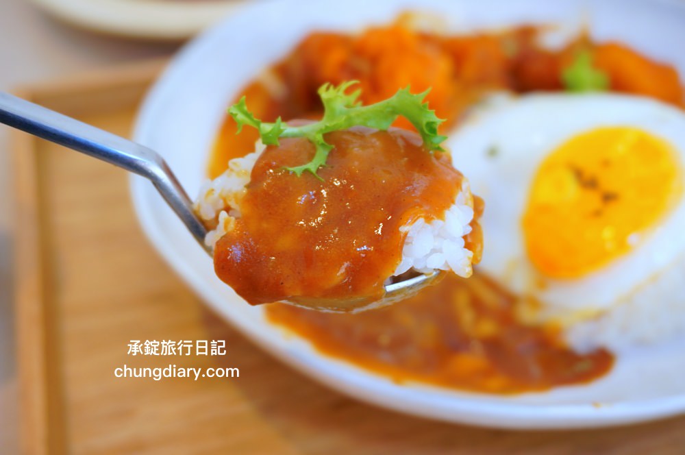 食久茶事｜台中大里寵物友善餐廳，白色玻璃貨櫃屋，戶外草皮庭院開放座位區，專賣：義大利麵/燉飯/咖喱飯/下午茶甜點與飲品。