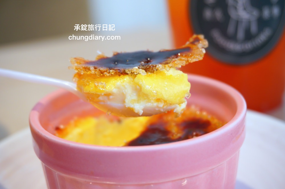 食久茶事｜台中大里寵物友善餐廳，白色玻璃貨櫃屋，戶外草皮庭院開放座位區，專賣：義大利麵/燉飯/咖喱飯/下午茶甜點與飲品。