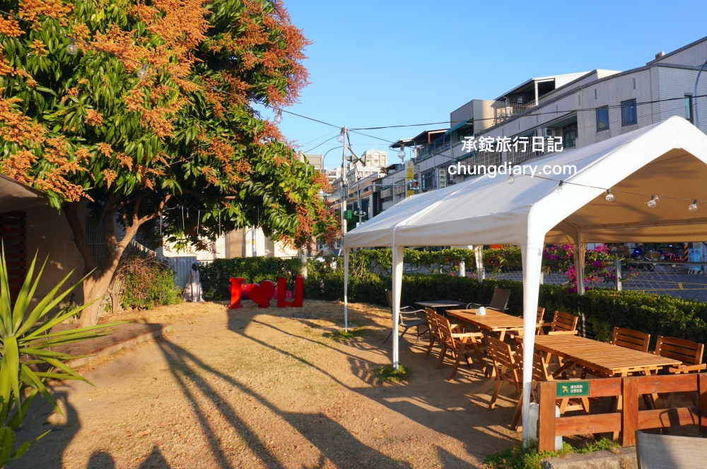 食久茶事｜台中大里寵物友善餐廳，白色玻璃貨櫃屋，戶外草皮庭院開放座位區，專賣：義大利麵/燉飯/咖喱飯/下午茶甜點與飲品。