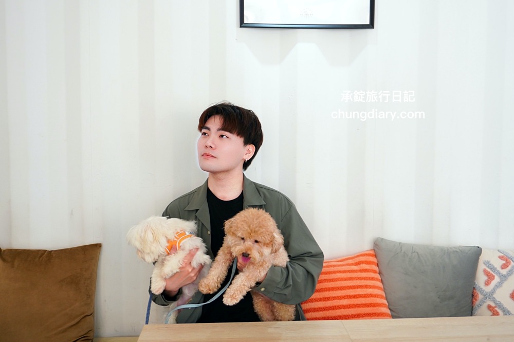 食久茶事｜台中大里寵物友善餐廳，白色玻璃貨櫃屋，戶外草皮庭院開放座位區，專賣：義大利麵/燉飯/咖喱飯/下午茶甜點與飲品。