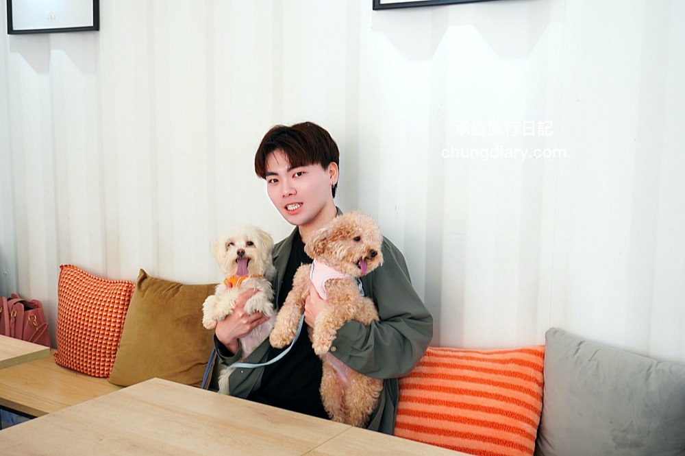 食久茶事｜台中大里寵物友善餐廳，白色玻璃貨櫃屋，戶外草皮庭院開放座位區，專賣：義大利麵/燉飯/咖喱飯/下午茶甜點與飲品。