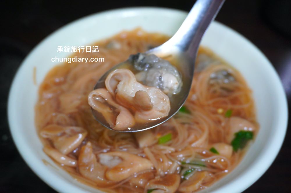 台北饒河夜市|東發號油飯麵線|土地公廟百年老店,推薦必點大腸蚵仔麵線。 - 第11張圖 台北饒河夜市|東發號油飯麵線|土地公廟百年老店,推薦必點大腸蚵仔麵線。