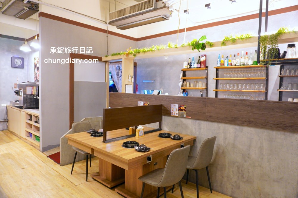 饗鍋物料理|台中西屯火鍋店「火烤兩吃」銅盤烤肉,全新升級!蔬菜自助吧吃到飽,還有免費的蜂蜜牛奶冰淇淋。 - 第7張圖 饗鍋物料理|台中西屯火鍋店「火烤兩吃」銅盤烤肉,全新升級!蔬菜自助吧吃到飽,還有免費的蜂蜜牛奶冰淇淋。