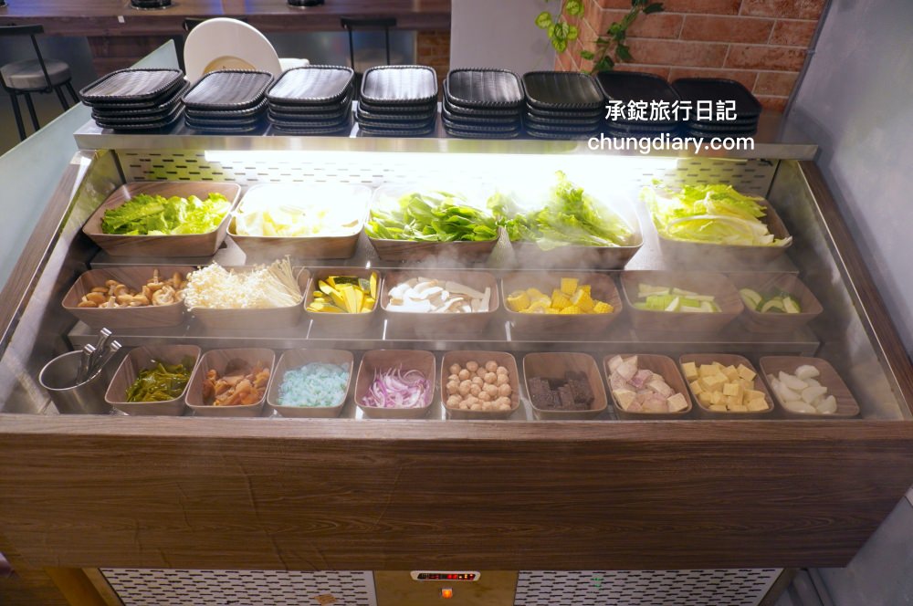 饗鍋物料理|台中西屯火鍋店「火烤兩吃」銅盤烤肉,全新升級!蔬菜自助吧吃到飽,還有免費的蜂蜜牛奶冰淇淋。 - 第9張圖 饗鍋物料理|台中西屯火鍋店「火烤兩吃」銅盤烤肉,全新升級!蔬菜自助吧吃到飽,還有免費的蜂蜜牛奶冰淇淋。