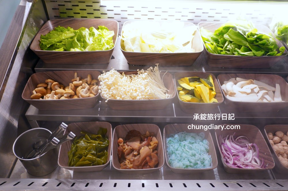 饗鍋物料理|台中西屯火鍋店「火烤兩吃」銅盤烤肉,全新升級!蔬菜自助吧吃到飽,還有免費的蜂蜜牛奶冰淇淋。 - 第11張圖 饗鍋物料理|台中西屯火鍋店「火烤兩吃」銅盤烤肉,全新升級!蔬菜自助吧吃到飽,還有免費的蜂蜜牛奶冰淇淋。