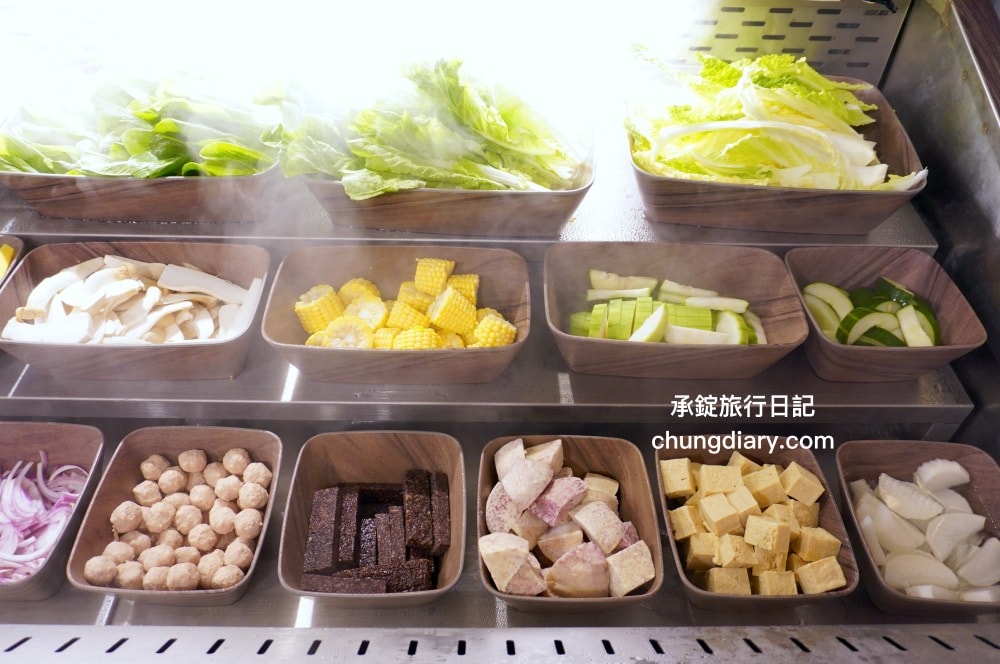 饗鍋物料理|台中西屯火鍋店「火烤兩吃」銅盤烤肉,全新升級!蔬菜自助吧吃到飽,還有免費的蜂蜜牛奶冰淇淋。 - 第12張圖 饗鍋物料理|台中西屯火鍋店「火烤兩吃」銅盤烤肉,全新升級!蔬菜自助吧吃到飽,還有免費的蜂蜜牛奶冰淇淋。