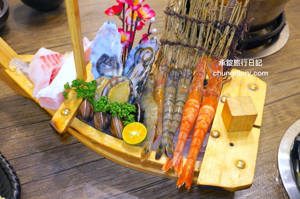 饗鍋物料理|台中西屯火鍋店「火烤兩吃」銅盤烤肉,全新升級!蔬菜自助吧吃到飽,還有免費的蜂蜜牛奶冰淇淋。 - 第30張圖 饗鍋物料理|台中西屯火鍋店「火烤兩吃」銅盤烤肉,全新升級!蔬菜自助吧吃到飽,還有免費的蜂蜜牛奶冰淇淋。