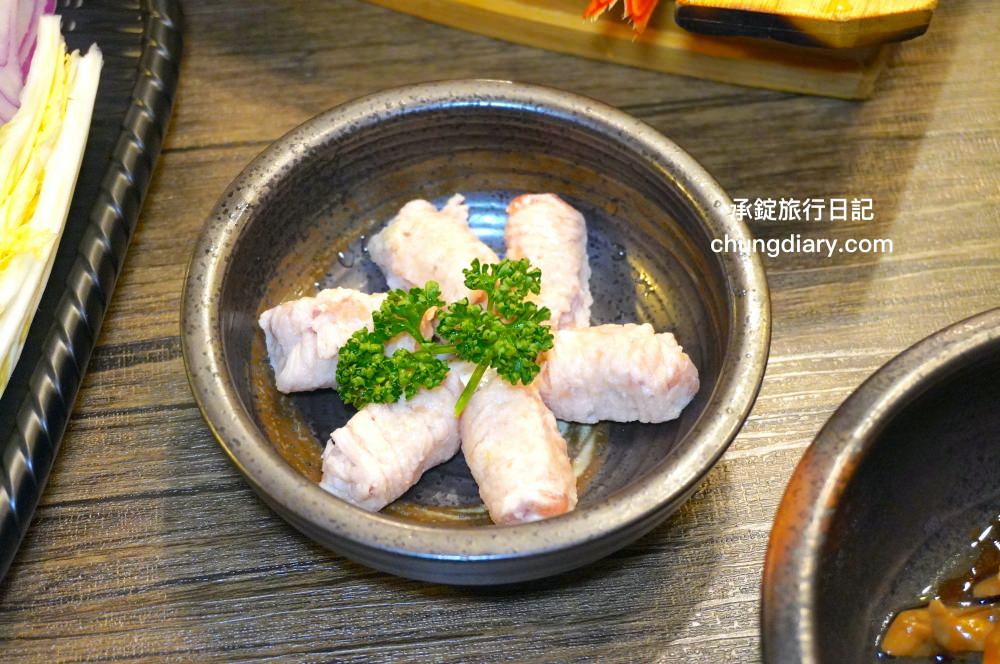 饗鍋物料理|台中西屯火鍋店「火烤兩吃」銅盤烤肉,全新升級!蔬菜自助吧吃到飽,還有免費的蜂蜜牛奶冰淇淋。 - 第36張圖 饗鍋物料理|台中西屯火鍋店「火烤兩吃」銅盤烤肉,全新升級!蔬菜自助吧吃到飽,還有免費的蜂蜜牛奶冰淇淋。