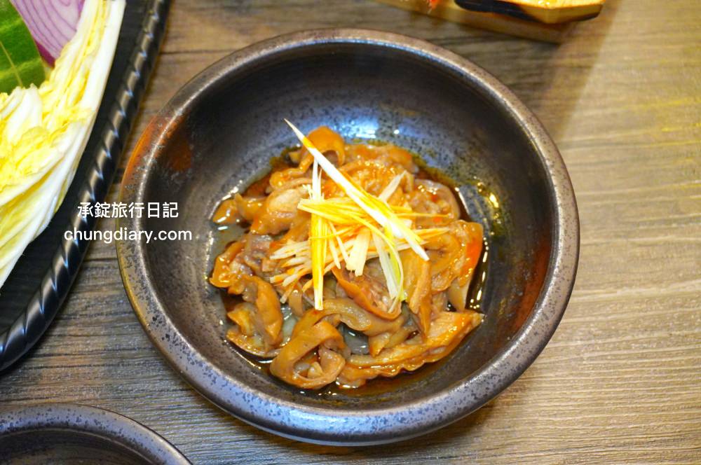 饗鍋物料理|台中西屯火鍋店「火烤兩吃」銅盤烤肉,全新升級!蔬菜自助吧吃到飽,還有免費的蜂蜜牛奶冰淇淋。 - 第41張圖 饗鍋物料理|台中西屯火鍋店「火烤兩吃」銅盤烤肉,全新升級!蔬菜自助吧吃到飽,還有免費的蜂蜜牛奶冰淇淋。