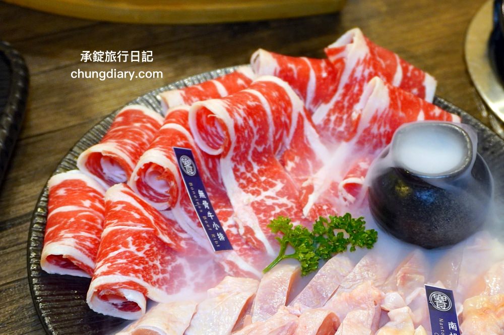 饗鍋物料理|台中西屯火鍋店「火烤兩吃」銅盤烤肉,全新升級!蔬菜自助吧吃到飽,還有免費的蜂蜜牛奶冰淇淋。 - 第25張圖 饗鍋物料理|台中西屯火鍋店「火烤兩吃」銅盤烤肉,全新升級!蔬菜自助吧吃到飽,還有免費的蜂蜜牛奶冰淇淋。