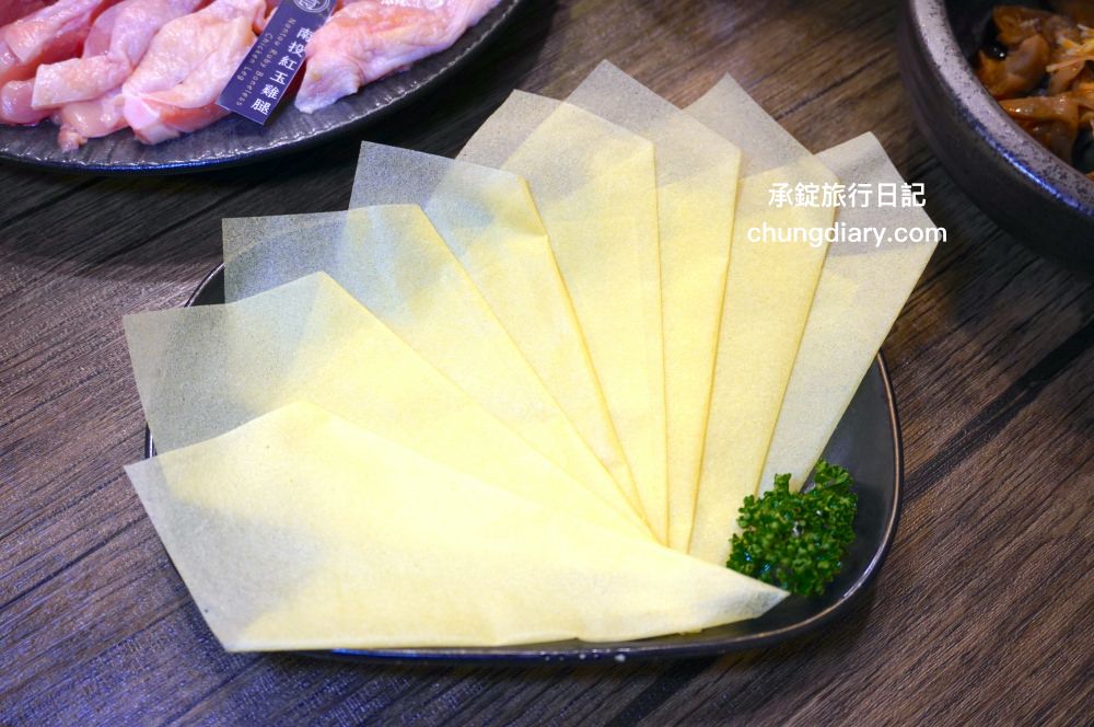 饗鍋物料理|台中西屯火鍋店「火烤兩吃」銅盤烤肉,全新升級!蔬菜自助吧吃到飽,還有免費的蜂蜜牛奶冰淇淋。 - 第38張圖 饗鍋物料理|台中西屯火鍋店「火烤兩吃」銅盤烤肉,全新升級!蔬菜自助吧吃到飽,還有免費的蜂蜜牛奶冰淇淋。