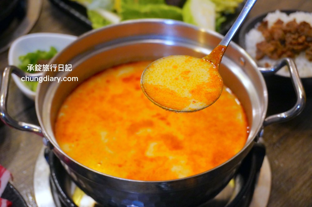 饗鍋物料理|台中西屯火鍋店「火烤兩吃」銅盤烤肉,全新升級!蔬菜自助吧吃到飽,還有免費的蜂蜜牛奶冰淇淋。 - 第20張圖 饗鍋物料理|台中西屯火鍋店「火烤兩吃」銅盤烤肉,全新升級!蔬菜自助吧吃到飽,還有免費的蜂蜜牛奶冰淇淋。