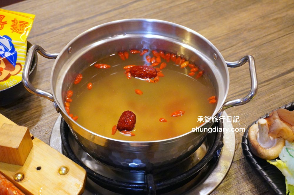 饗鍋物料理|台中西屯火鍋店「火烤兩吃」銅盤烤肉,全新升級!蔬菜自助吧吃到飽,還有免費的蜂蜜牛奶冰淇淋。 - 第22張圖 饗鍋物料理|台中西屯火鍋店「火烤兩吃」銅盤烤肉,全新升級!蔬菜自助吧吃到飽,還有免費的蜂蜜牛奶冰淇淋。