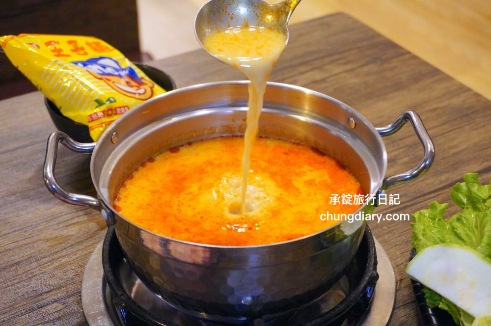 饗鍋物料理|台中西屯火鍋店「火烤兩吃」銅盤烤肉,全新升級!蔬菜自助吧吃到飽,還有免費的蜂蜜牛奶冰淇淋。 - 第21張圖 饗鍋物料理|台中西屯火鍋店「火烤兩吃」銅盤烤肉,全新升級!蔬菜自助吧吃到飽,還有免費的蜂蜜牛奶冰淇淋。