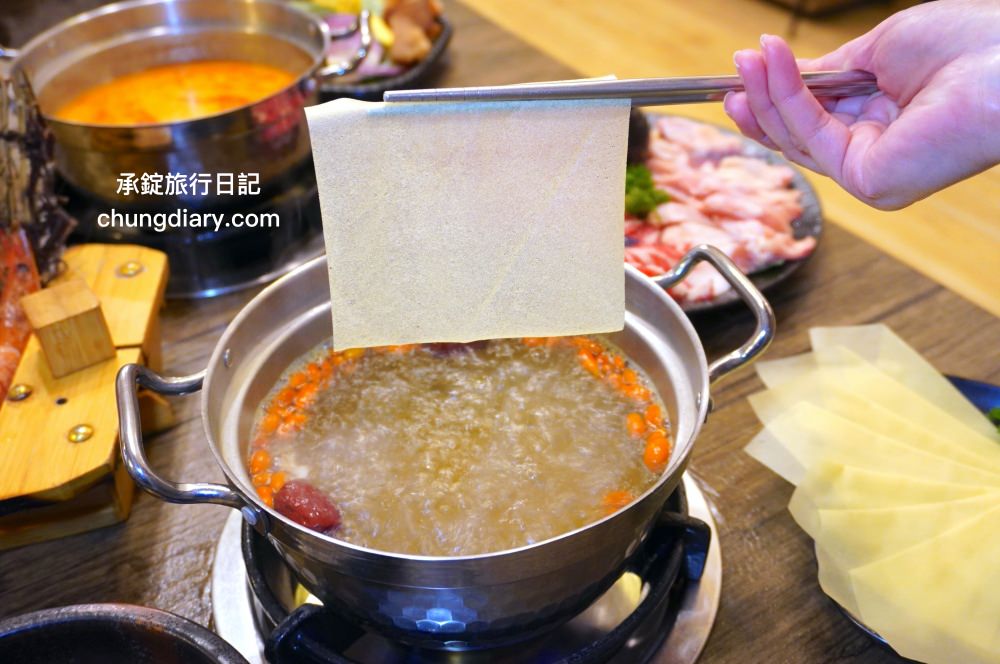 饗鍋物料理|台中西屯火鍋店「火烤兩吃」銅盤烤肉,全新升級!蔬菜自助吧吃到飽,還有免費的蜂蜜牛奶冰淇淋。 - 第39張圖 饗鍋物料理|台中西屯火鍋店「火烤兩吃」銅盤烤肉,全新升級!蔬菜自助吧吃到飽,還有免費的蜂蜜牛奶冰淇淋。