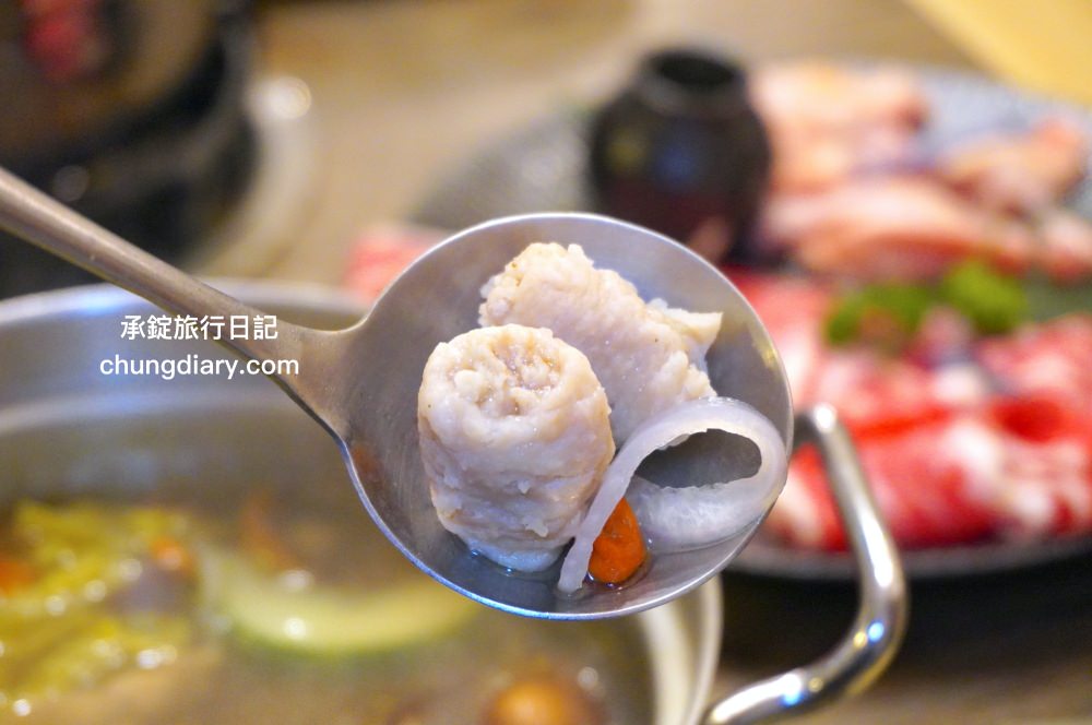 饗鍋物料理|台中西屯火鍋店「火烤兩吃」銅盤烤肉,全新升級!蔬菜自助吧吃到飽,還有免費的蜂蜜牛奶冰淇淋。 - 第37張圖 饗鍋物料理|台中西屯火鍋店「火烤兩吃」銅盤烤肉,全新升級!蔬菜自助吧吃到飽,還有免費的蜂蜜牛奶冰淇淋。