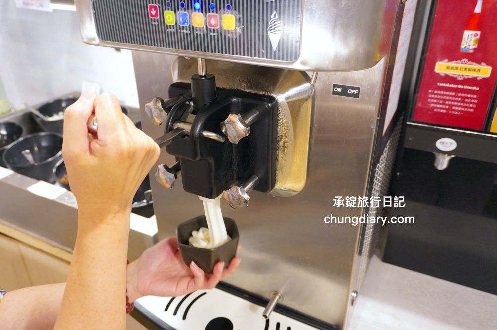 饗鍋物料理|台中西屯火鍋店「火烤兩吃」銅盤烤肉,全新升級!蔬菜自助吧吃到飽,還有免費的蜂蜜牛奶冰淇淋。 - 第17張圖 饗鍋物料理|台中西屯火鍋店「火烤兩吃」銅盤烤肉,全新升級!蔬菜自助吧吃到飽,還有免費的蜂蜜牛奶冰淇淋。