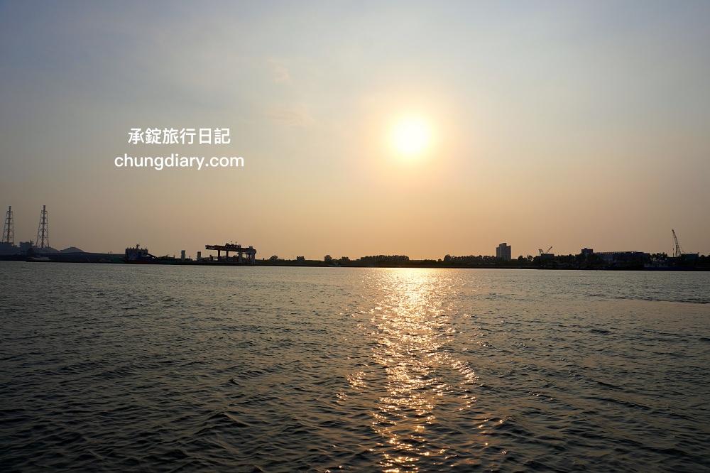高雄一日遊帆船體驗｜興達港情人碼頭搭船、茄萣濕地公園賞鳥、大興魚市場海鮮食材、台灣滷味博物館、岡山佳香品味小菜館。