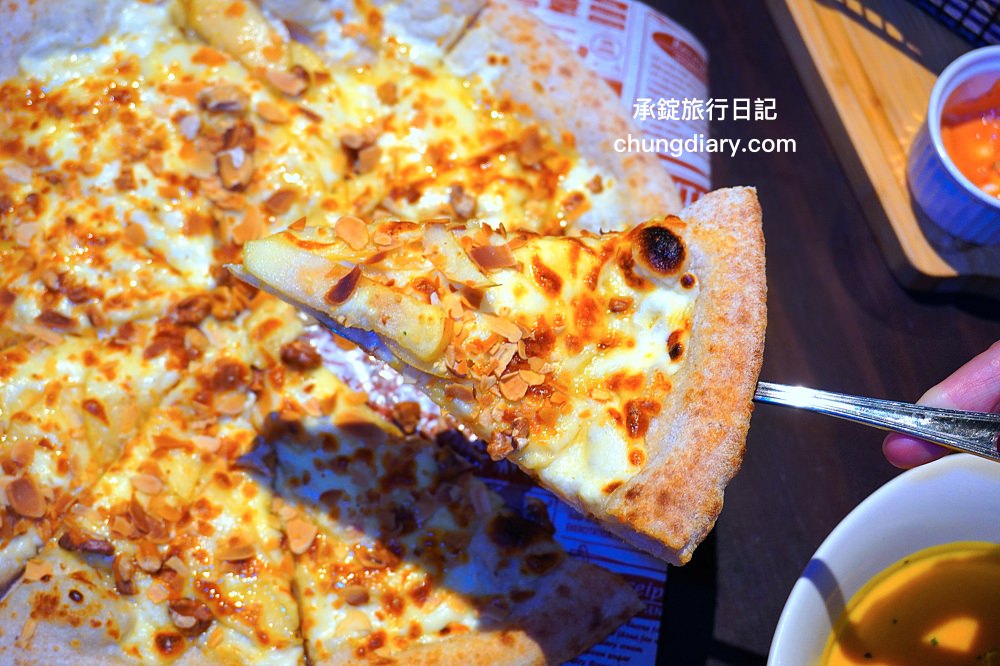 中山站美食【默爾pasta pizza】誠品南西餐廳3樓，餐點皆採現點現做，主打「又薄又脆」手工窯烤義式披薩，台北好吃義大利麵燉飯料理推薦。