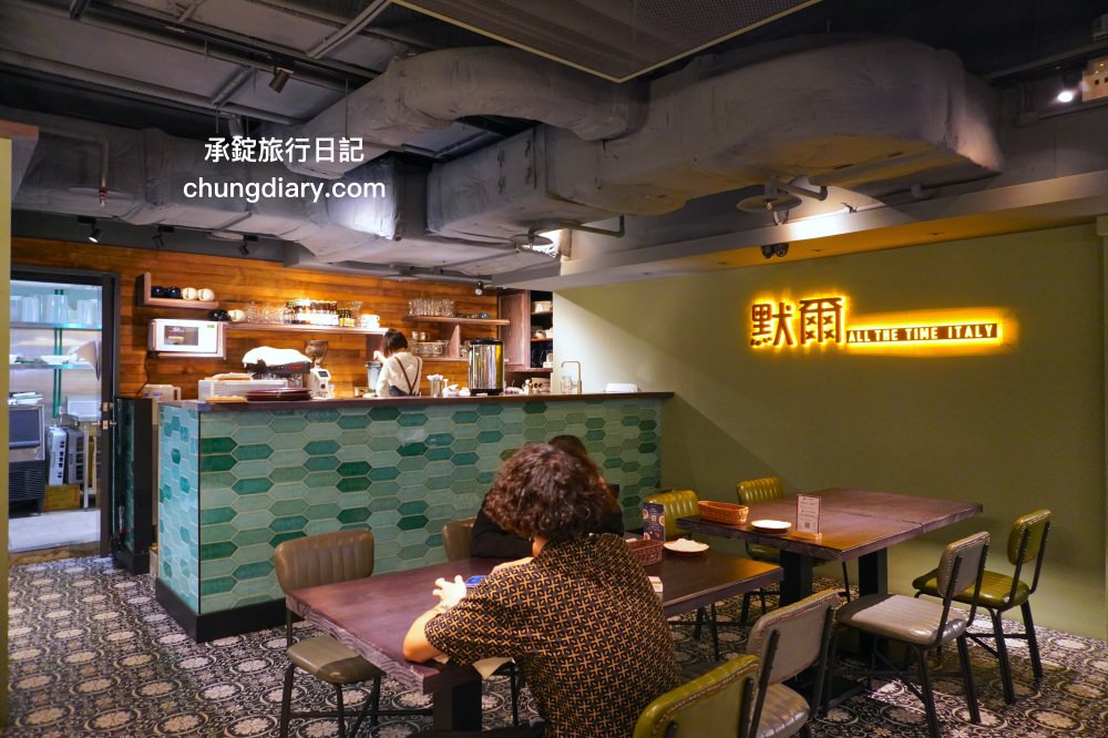 中山站美食【默爾pasta pizza】誠品南西餐廳3樓，餐點皆採現點現做，主打「又薄又脆」手工窯烤義式披薩，台北好吃義大利麵燉飯料理推薦。