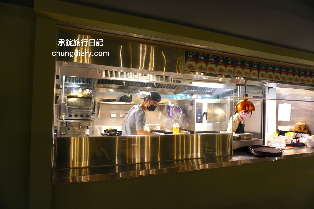 中山站美食【默爾pasta pizza】誠品南西餐廳3樓，餐點皆採現點現做，主打「又薄又脆」手工窯烤義式披薩，台北好吃義大利麵燉飯料理推薦。