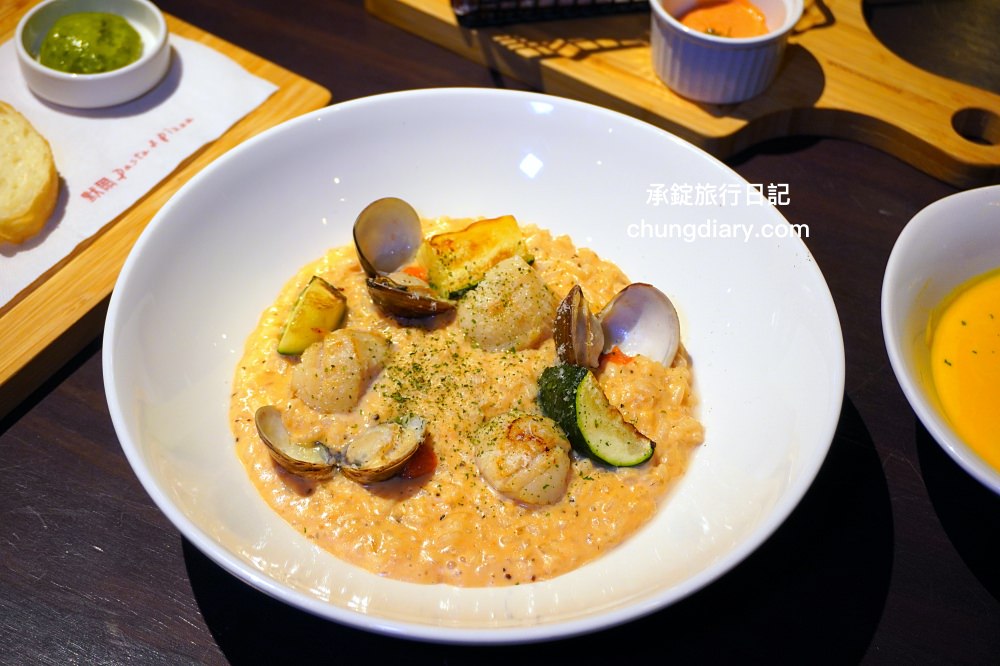 中山站美食【默爾pasta pizza】誠品南西餐廳3樓，餐點皆採現點現做，主打「又薄又脆」手工窯烤義式披薩，台北好吃義大利麵燉飯料理推薦。