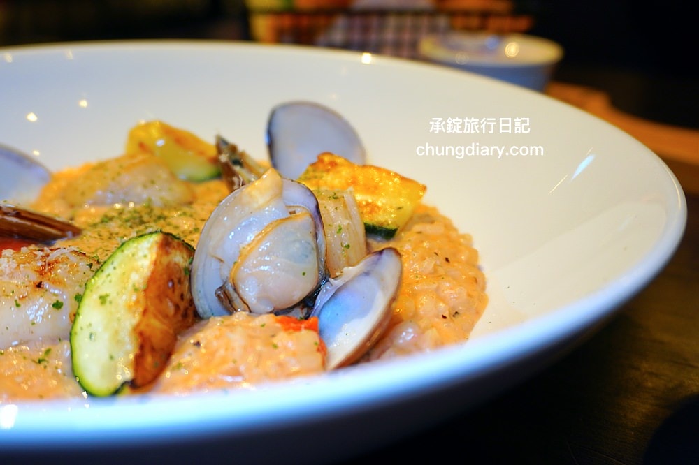 中山站美食【默爾pasta pizza】誠品南西餐廳3樓，餐點皆採現點現做，主打「又薄又脆」手工窯烤義式披薩，台北好吃義大利麵燉飯料理推薦。