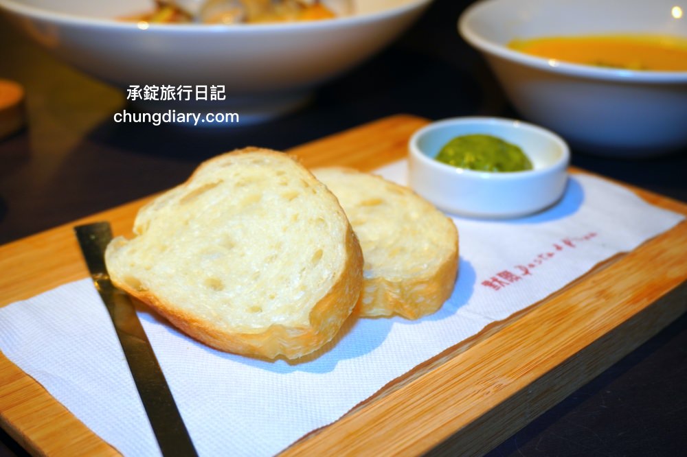 中山站美食【默爾pasta pizza】誠品南西餐廳3樓，餐點皆採現點現做，主打「又薄又脆」手工窯烤義式披薩，台北好吃義大利麵燉飯料理推薦。