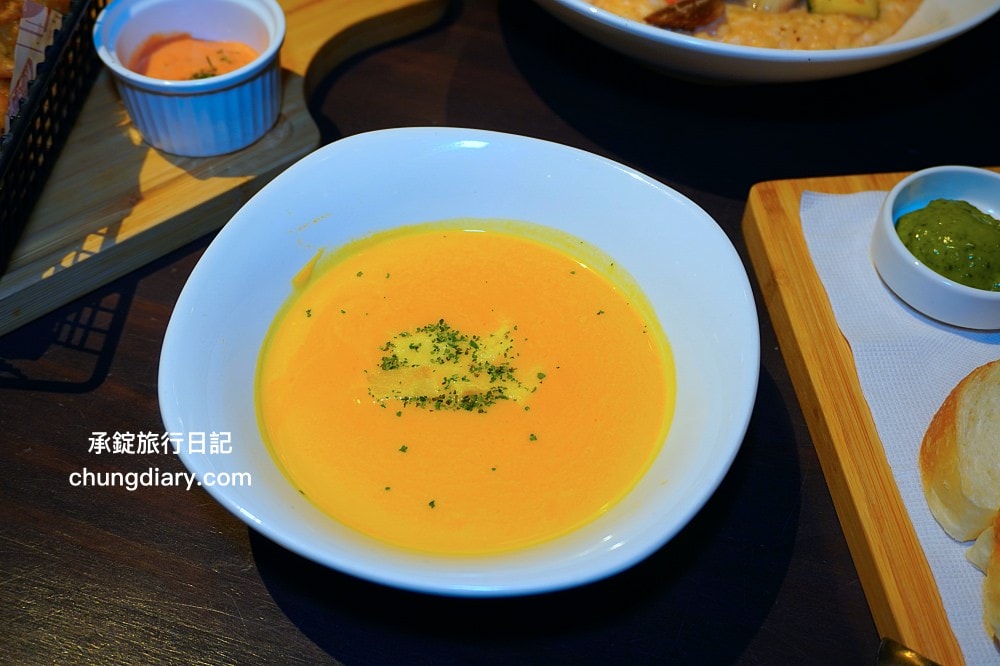 中山站美食【默爾pasta pizza】誠品南西餐廳3樓，餐點皆採現點現做，主打「又薄又脆」手工窯烤義式披薩，台北好吃義大利麵燉飯料理推薦。