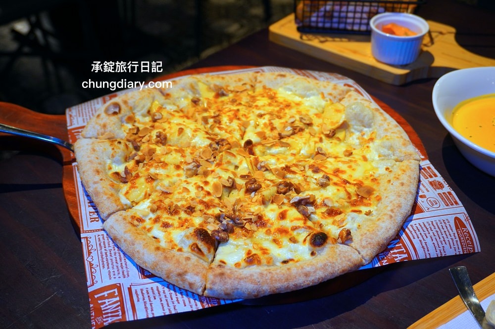 中山站美食【默爾pasta pizza】誠品南西餐廳3樓，餐點皆採現點現做，主打「又薄又脆」手工窯烤義式披薩，台北好吃義大利麵燉飯料理推薦。