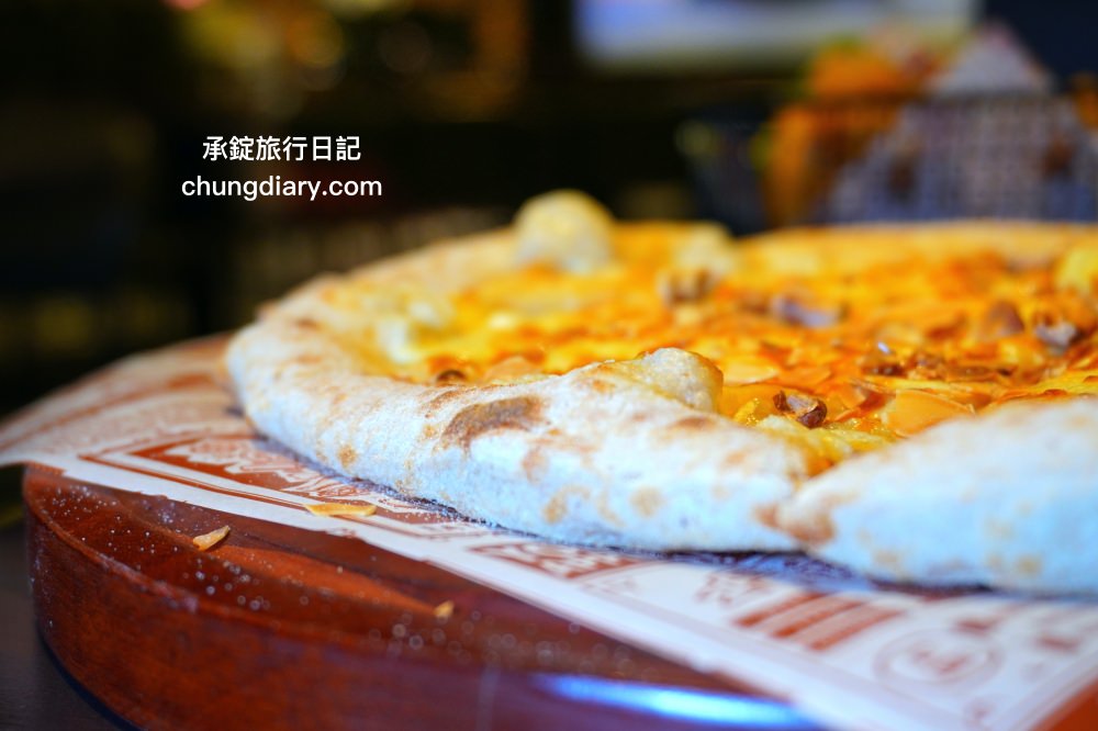 中山站美食【默爾pasta pizza】誠品南西餐廳3樓，餐點皆採現點現做，主打「又薄又脆」手工窯烤義式披薩，台北好吃義大利麵燉飯料理推薦。