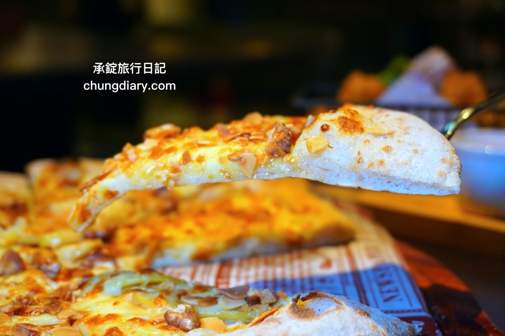 中山站美食【默爾pasta pizza】誠品南西餐廳3樓，餐點皆採現點現做，主打「又薄又脆」手工窯烤義式披薩，台北好吃義大利麵燉飯料理推薦。