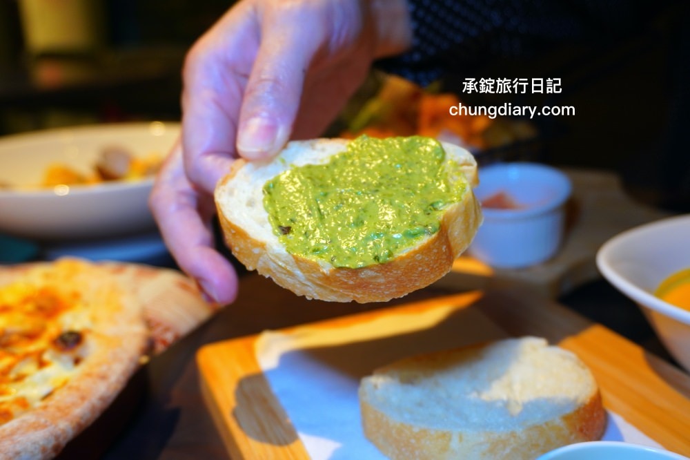 中山站美食【默爾pasta pizza】誠品南西餐廳3樓，餐點皆採現點現做，主打「又薄又脆」手工窯烤義式披薩，台北好吃義大利麵燉飯料理推薦。