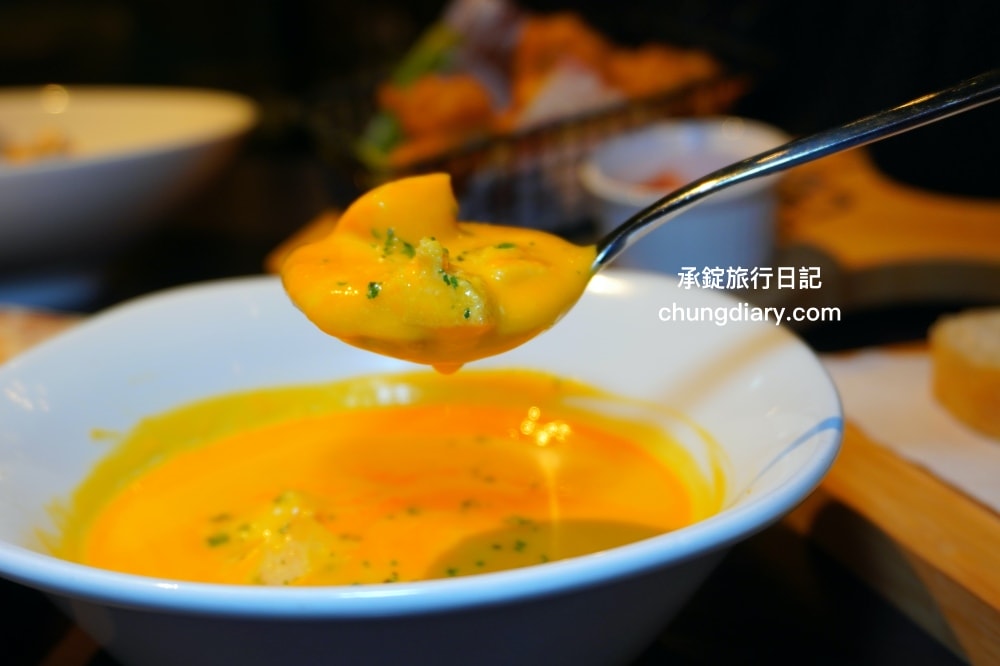 中山站美食【默爾pasta pizza】誠品南西餐廳3樓，餐點皆採現點現做，主打「又薄又脆」手工窯烤義式披薩，台北好吃義大利麵燉飯料理推薦。