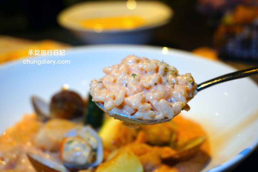 中山站美食【默爾pasta pizza】誠品南西餐廳3樓，餐點皆採現點現做，主打「又薄又脆」手工窯烤義式披薩，台北好吃義大利麵燉飯料理推薦。